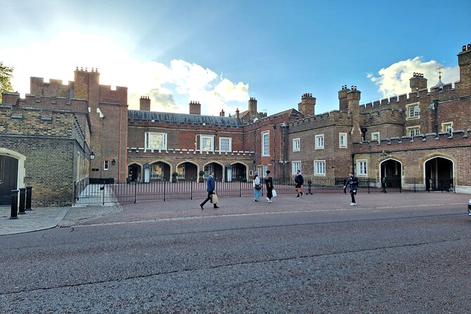 2 Hour Walking Tour from Buckingham Palace to Big Ben - What the guide adds to the experience