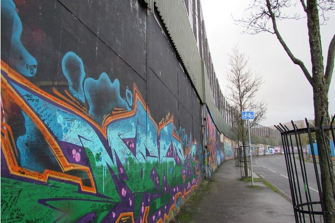 Belfast Murals Taxi Tour - Falls Road and Shankill Road reveal two different identities