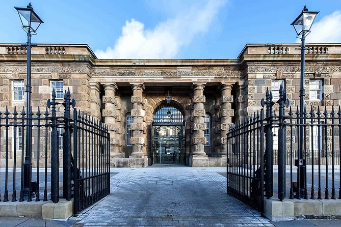 Black Taxi Tour and Crumlin Road Gaol tour Combo - Why this tour helps explain modern Belfast