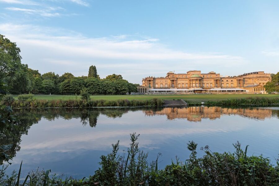 Buckingham Palace & Windsor Castle: Full-Day Tour - The awkward but manageable transfer