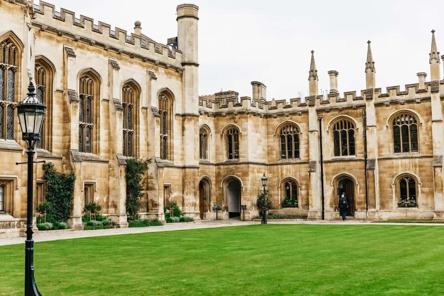 Cambridge: Alumni-Led Walking Tour w/ King's College Option - The Cavendish Laboratory and Cambridge’s scientific side