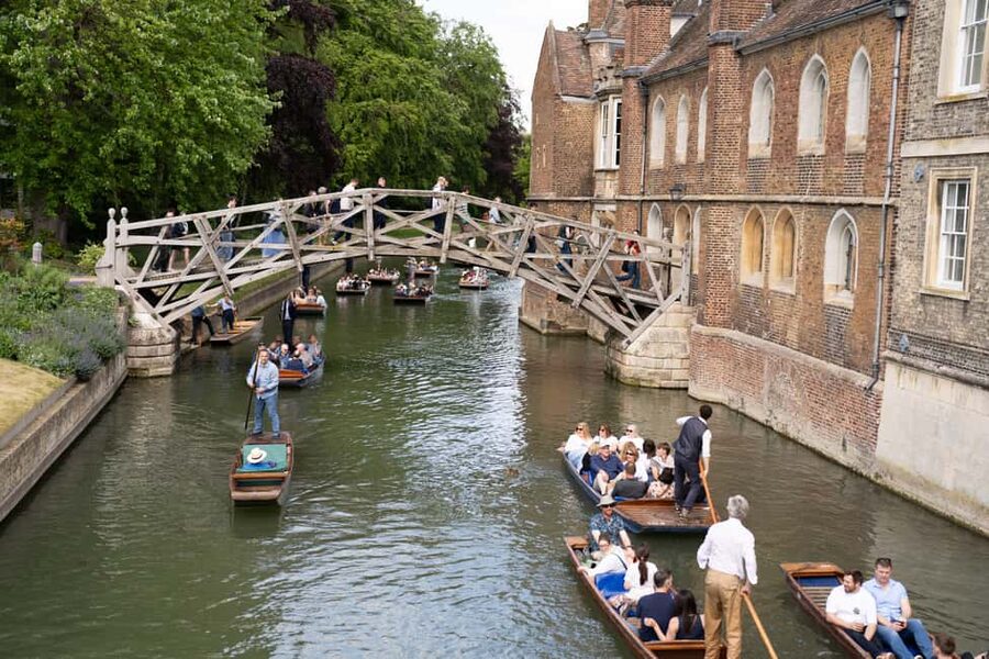 Cambridge: Punting Tour on the River Cam - Guides make the difference