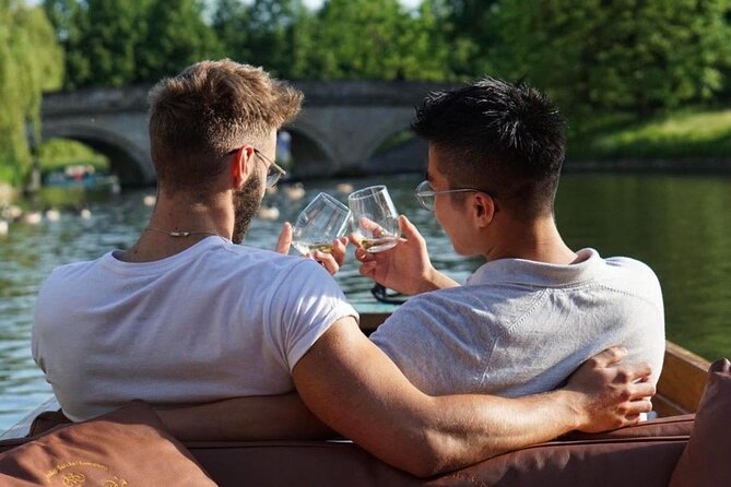 Cambridge - Shared Punting Tour - A small shared punt, not a private river cruise