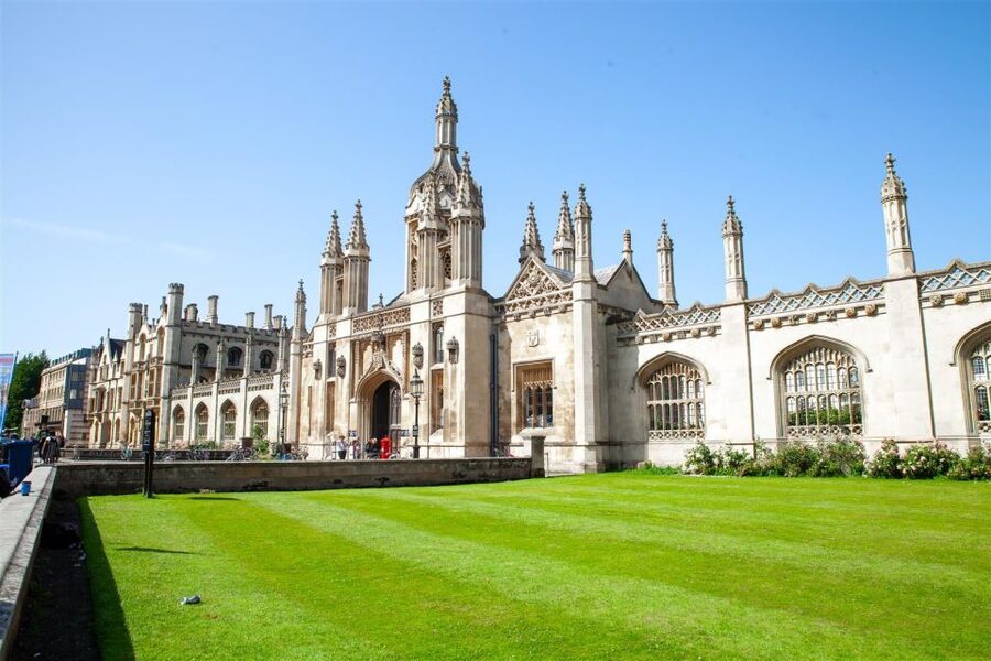 Cambridge: University Alumni Tour with Kings College Option - Group size, meeting point, and finding the guide