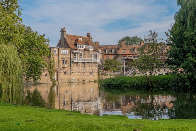 Cambridge University Colleges Guided Punting Tour - The pub, the first bridge, and Cambridge music lore