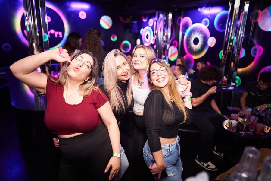 Camden Pub Crawl & Bar Tour London - What changes on a weekend