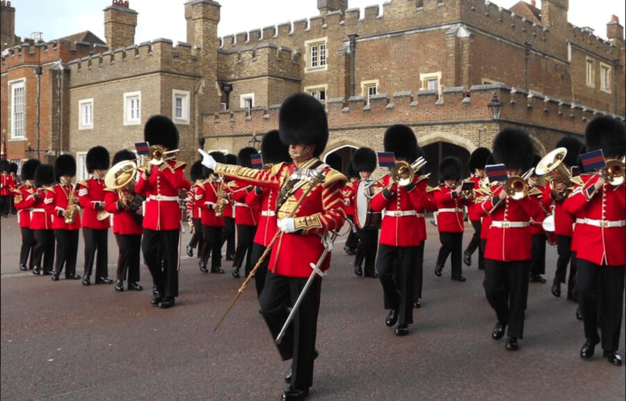 Changing of the Guard at Buckingham Palace - Buckingham Palace: the main royal stage