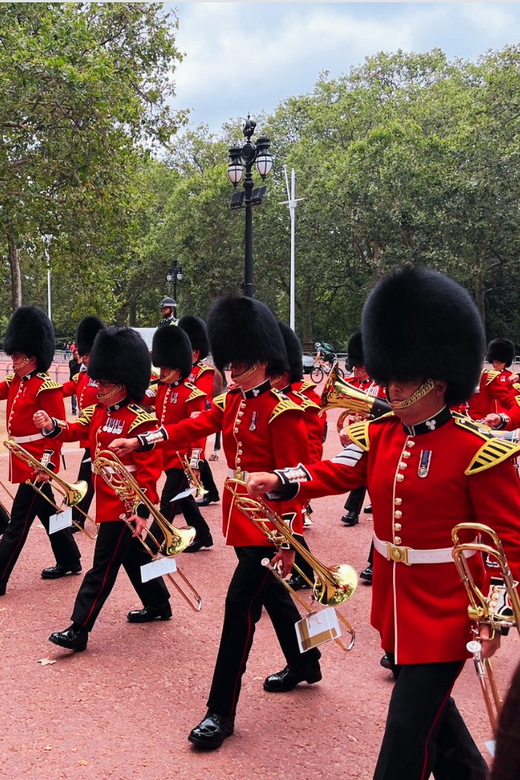 Changing of the Guard at Buckingham Palace - What the guide adds beyond the marching