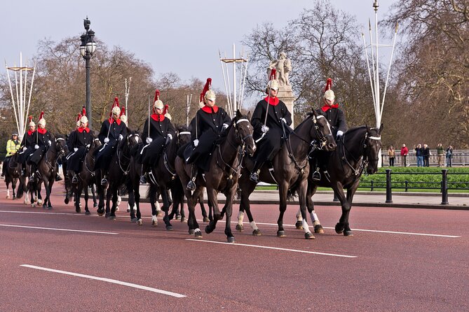 Changing of the Guard Guided Tour at Buckingham Palace - How the footguards and horseguards fit into the show