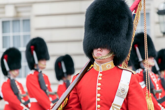 Changing of the Guard Guided Tour at Buckingham Palace - Arriving at Buckingham Palace