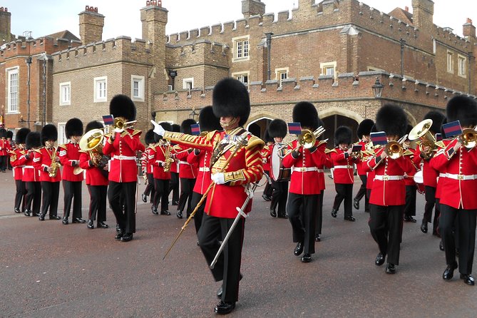Changing of the Guard Guided Walking Tour in London - Why following the guards beats waiting at Buckingham Palace