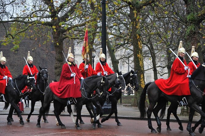 Changing of the Guard Guided Walking Tour in London - The guides make the practical difference