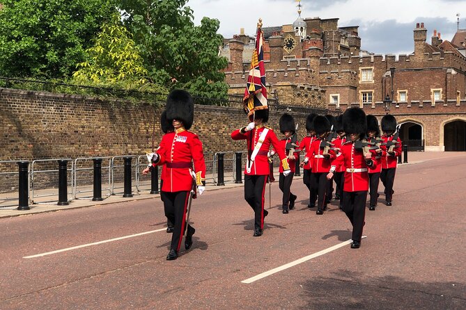 Changing of the Guard Walking Tour - Why this tour works better than waiting at the palace