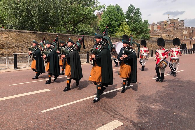 Changing of the Guard Walking Tour - Buckingham Palace without the packed forecourt