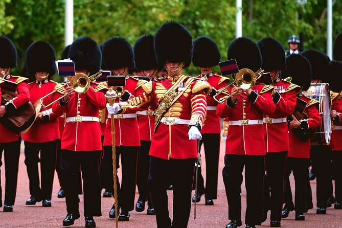 Changing of the Guard Walking Tour in London at Buckingham Palace - Starting at Victoria Palace Theatre at 10:00