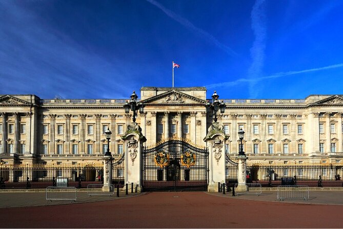 Changing of the Guard Walking Tour in London at Buckingham Palace - What the guides add to the morning