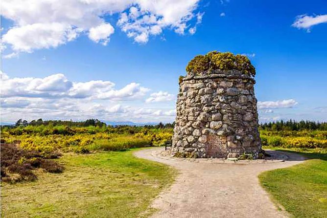 Clan Tour - OUTLANDER series and Loch Ness - Clava Cairns and the stones behind Outlander