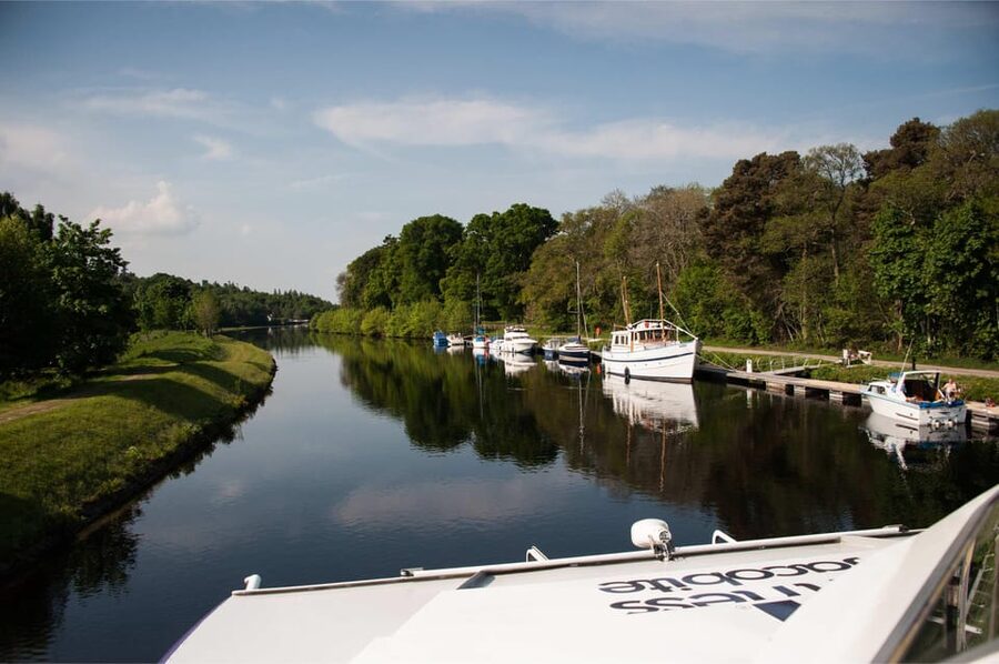 Dochgarroch: Caledonian Canal and Loch Ness 50min Cruise - The Nessie search and live commentary