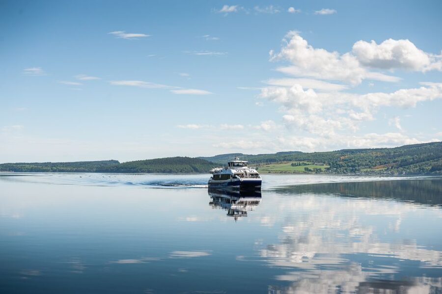 Dochgarroch: Loch Ness and Caledonian Canal 2-Hour Cruise - Choosing your seat and handling Scottish weather