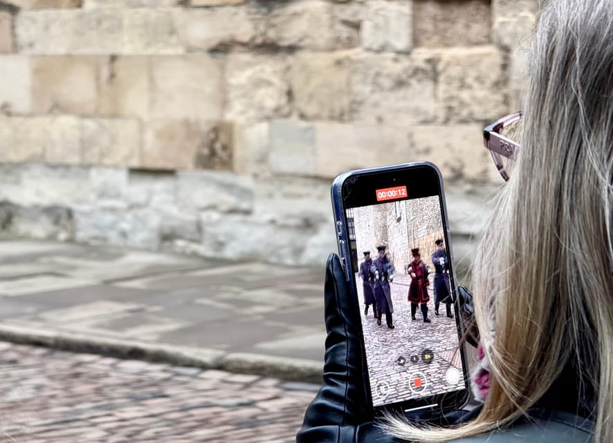 Early Access:Tower of London Opening Ceremony & Royal London - Which guide style may suit you best