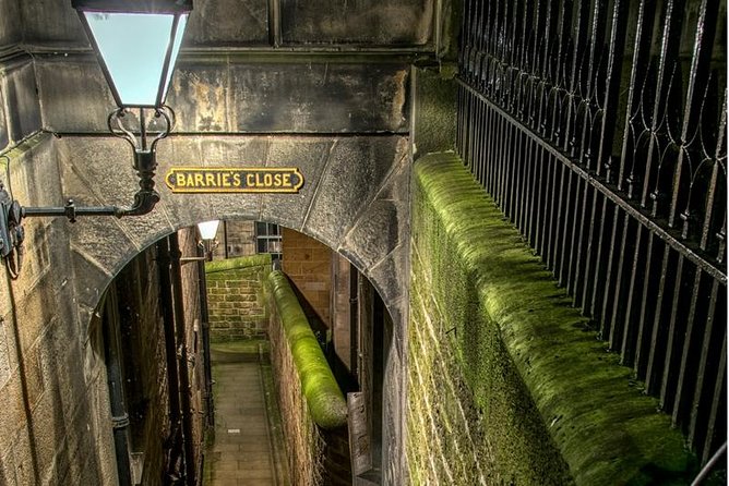 Edinburgh 2 Hour Nighttime Ghost Tour Italian Tour Guide - Old Town closes, crimes, and methods of torture