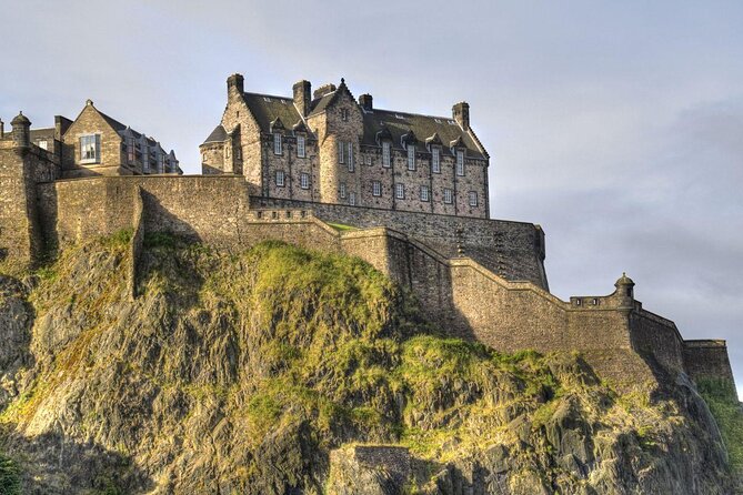 Edinburgh Castle Guided Walking Tour in English - Entering Edinburgh Castle without the main queue