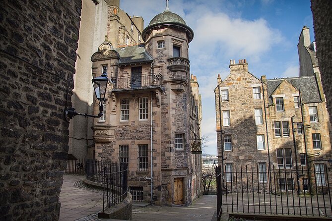 Edinburgh Castle & Royal Mile Walking Tour - Ticket Included - Climbing to the Castle Esplanade