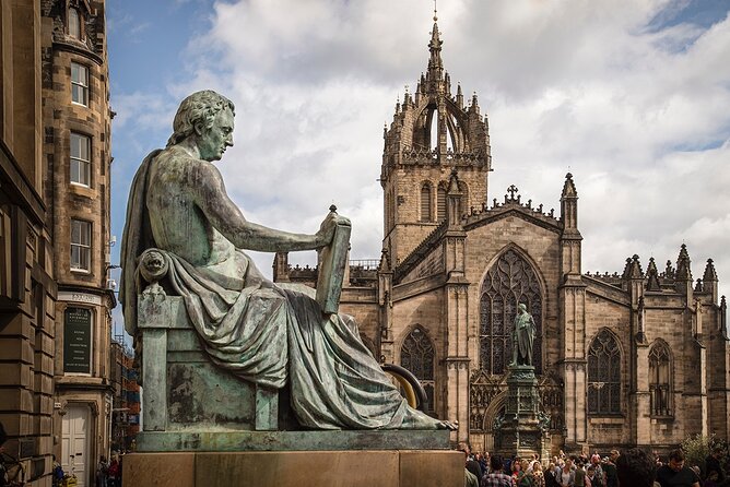 Edinburgh Castle & Royal Mile Walking Tour - Ticket Included - Mercat Cross and the narrow closes