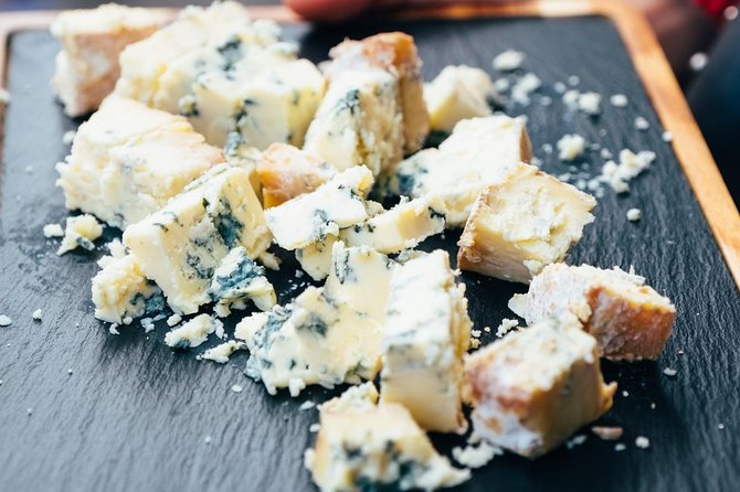 Edinburgh Cheese Crawl : Guided Food Tour - Cheese portions, pairings, and the prosecco stop