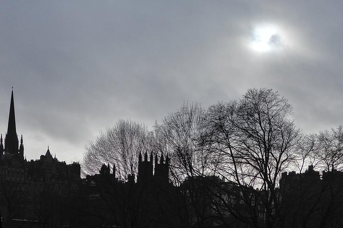 Edinburgh - Dark History - The 40-minute Royal Mile walk links crime, plague, and dirty streets