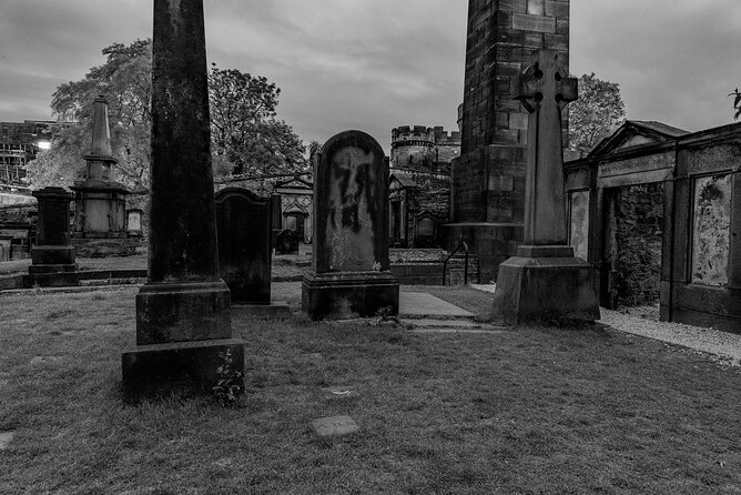 Edinburgh Ghost Tour: Mysteries, Legends and Murders - Old Edinburgh’s alleys and the people who lived there