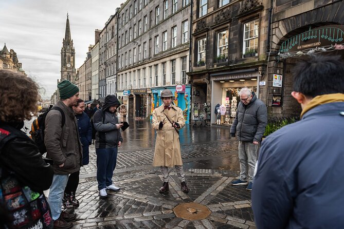 Edinburgh Historical Gems Tour with Whisky & Local Flavours - Crossing into Canongate