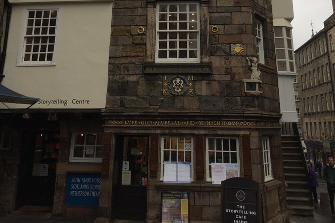 Edinburgh: History Lovers Old Town Walking Tour - Greyfriars, graves, authors, and Greyfriars Bobby