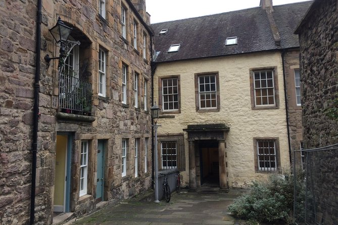 Edinburgh: History Lovers Old Town Walking Tour - Storytelling is the heart of the experience