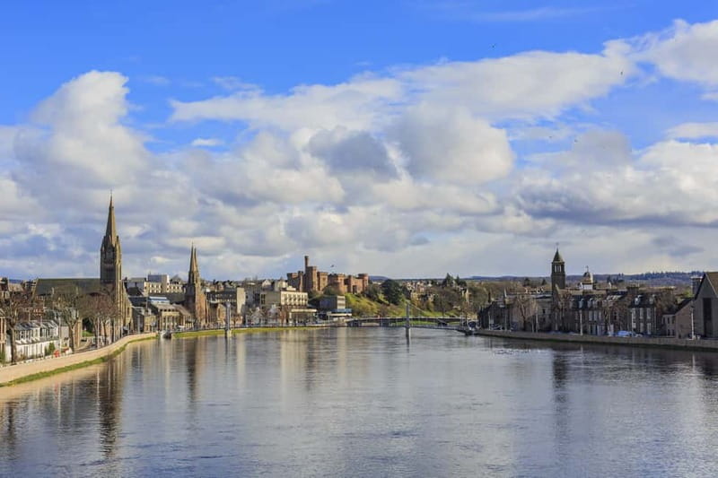 Edinburgh: Loch Ness, Inverness & Highlands Tour in Spanish - From Edinburgh to the Highland cows