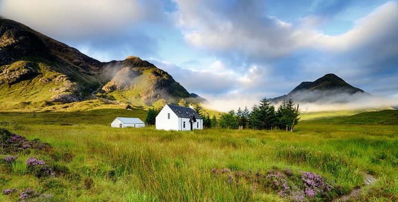 Edinburgh: Loch Ness, Inverness & Highlands Tour in Spanish - Inverness beside the River Ness