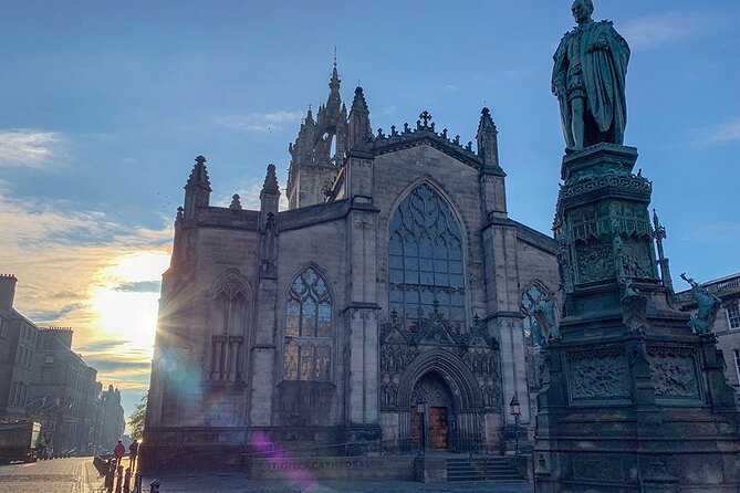 Edinburgh Old Town: Historical Guided Walking Tour - Starting on High Street at 10:30 am