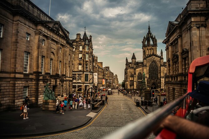 Edinburgh: Old Town's Highlights Walking Tour - Down into the Grassmarket