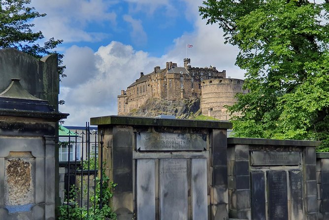 Edinburgh Private Walking Tour - Deacon Brodie’s Tavern and Edinburgh’s double lives