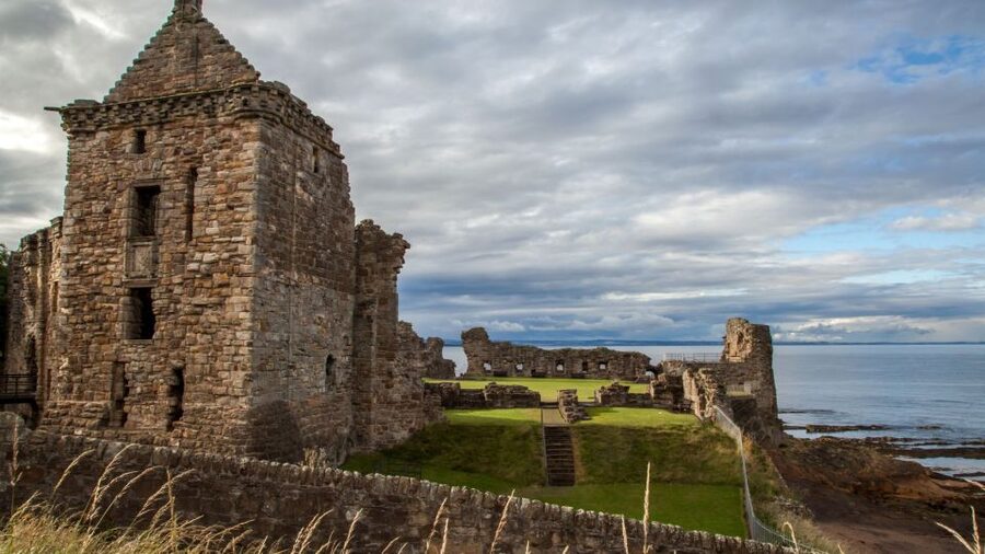Edinburgh: St Andrews, Dunfermline Abbey and Fife Coast Tour - A full day from Edinburgh, with St Andrews at the center