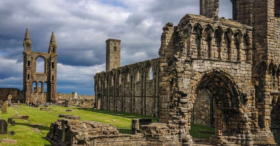Edinburgh: St Andrews, Dunfermline Abbey and Fife Coast Tour - Dunfermline Abbey and Scotland’s royal past