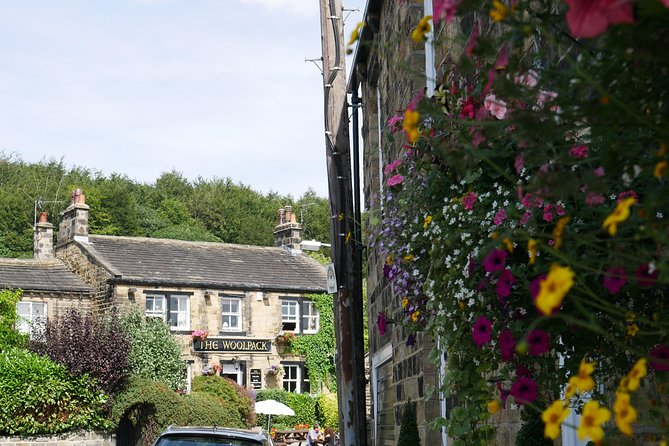 Emmerdale Classic Locations Bus Tour from Leeds - Finding the Woolpack and Emmerdale Farm