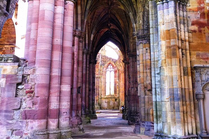 From Edinburgh: 1-day Outlander Tour - attractions included - Midhope Castle, or Lallybroch from the outside