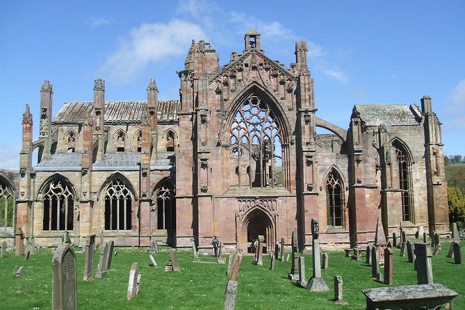 From Edinburgh: 1-day Outlander Tour - attractions included - The Borders version: Melrose Abbey and Alnwick Castle