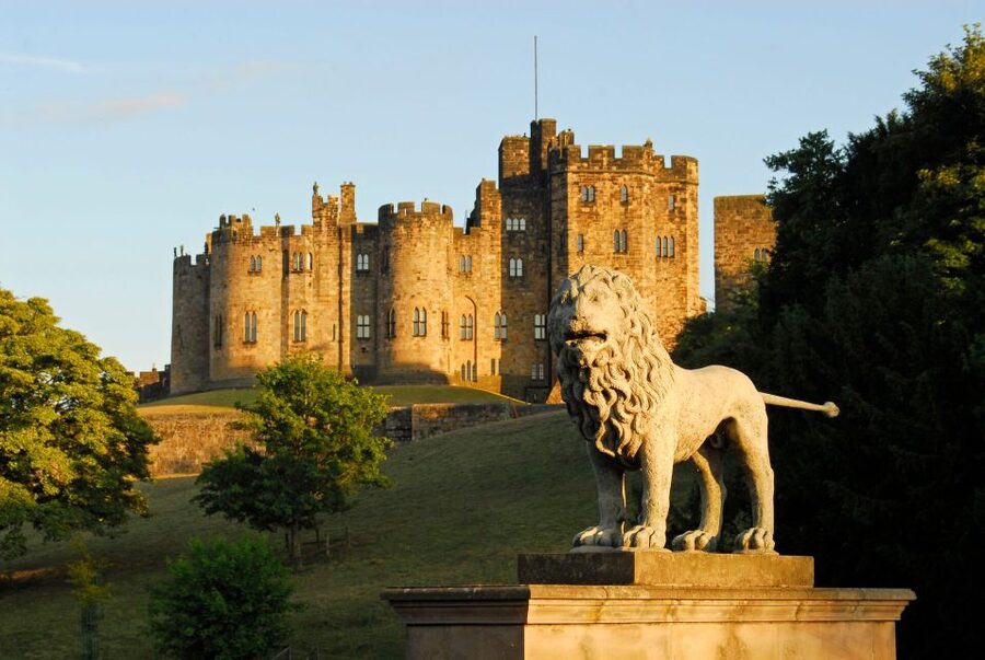 From Edinburgh: Day Trip to Bamburgh and Alnwick Castle - Bamburgh Castle and the North Sea