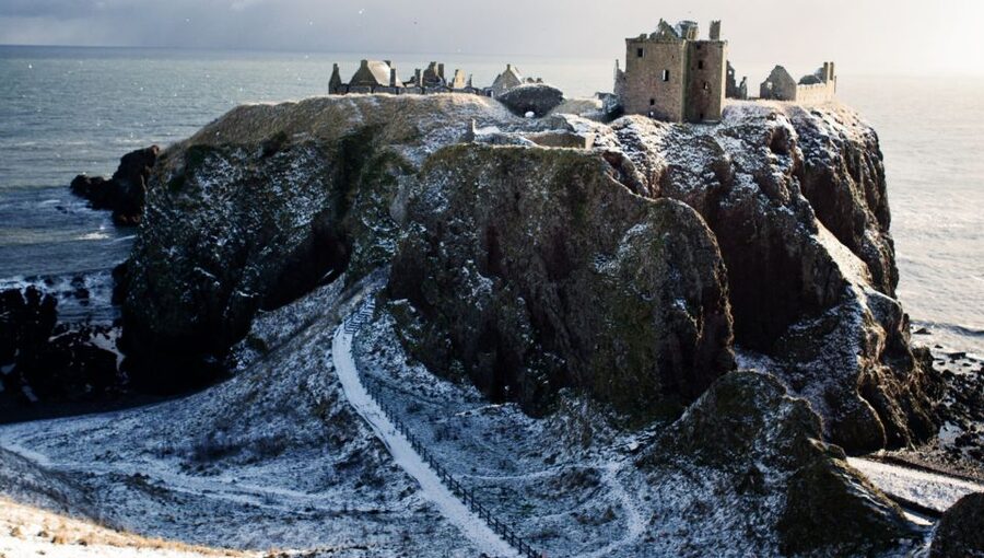 From Edinburgh: Glamis and Dunnottar Castles Tour in Italian - Glamis Castle trades cliffs for royal stories