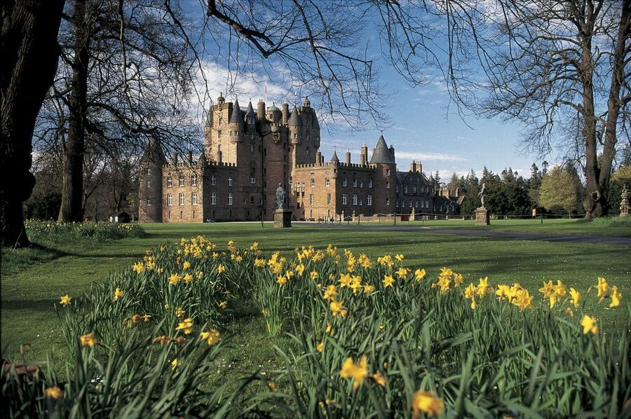 From Edinburgh: Glamis and Dunnottar Castles Tour in Italian - Stonehaven gives the day room to breathe