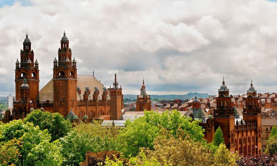 From Edinburgh: Glasgow & Scottish lakes Spanish Tour - Seeing Glasgow from the coach