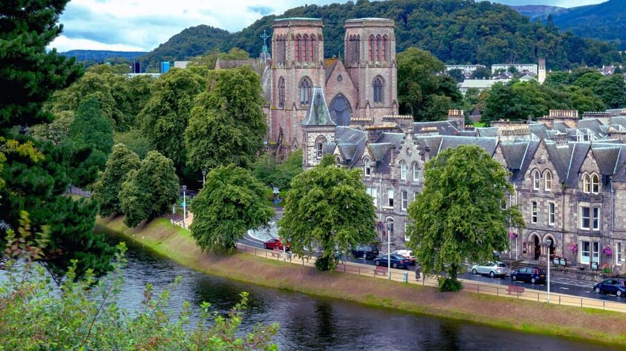From Edinburgh: Loch Ness and Highlands Tour in Spanish - Fort Augustus and two hours beside Loch Ness