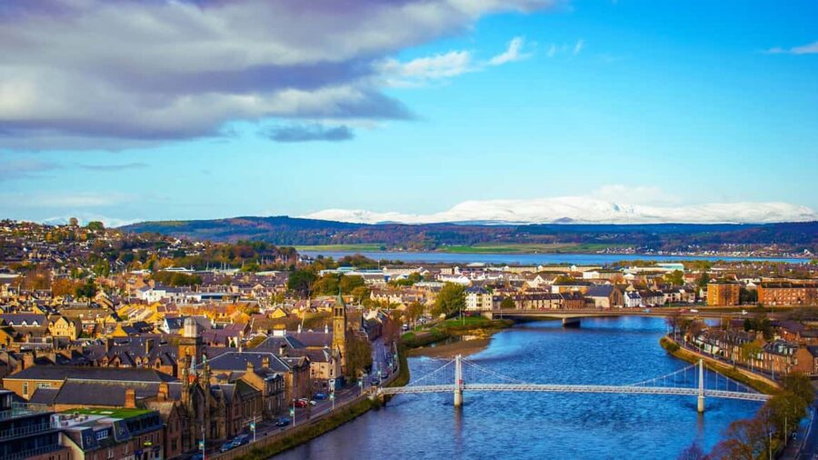 From Edinburgh: Loch Ness and Highlands Tour in Spanish - Pitlochry and the final pub stop